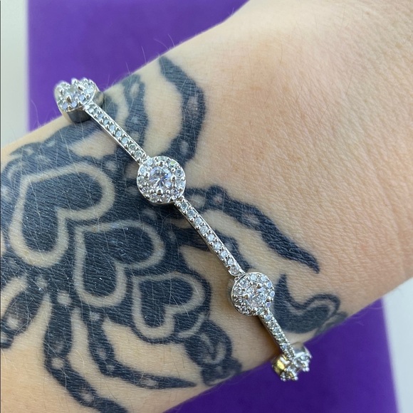 💛 Elegant 18k White Gold Plated Crystal Bracelet - Picture 2 of 7
